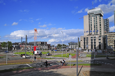 900398 Gezicht op het Westplein te Utrecht, met rechts het NH Hotel Utrecht (Jaarbeursplein 24).